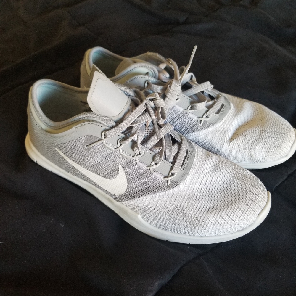 Nike womans size 7 Fitsole gray and white.